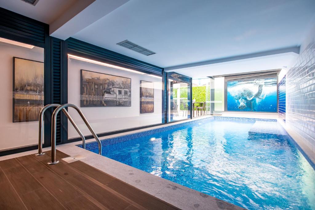 a large swimming pool in a house at Lizbon South Bed in Barreiro