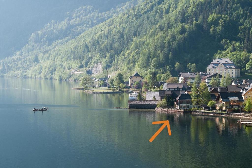a large lake with a orange arrow in the water at Loft am See in Hallstatt