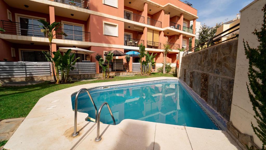 uma piscina em frente a um edifício em Apartamento Añoreta Malaga 318 em Torre de Benagalbón