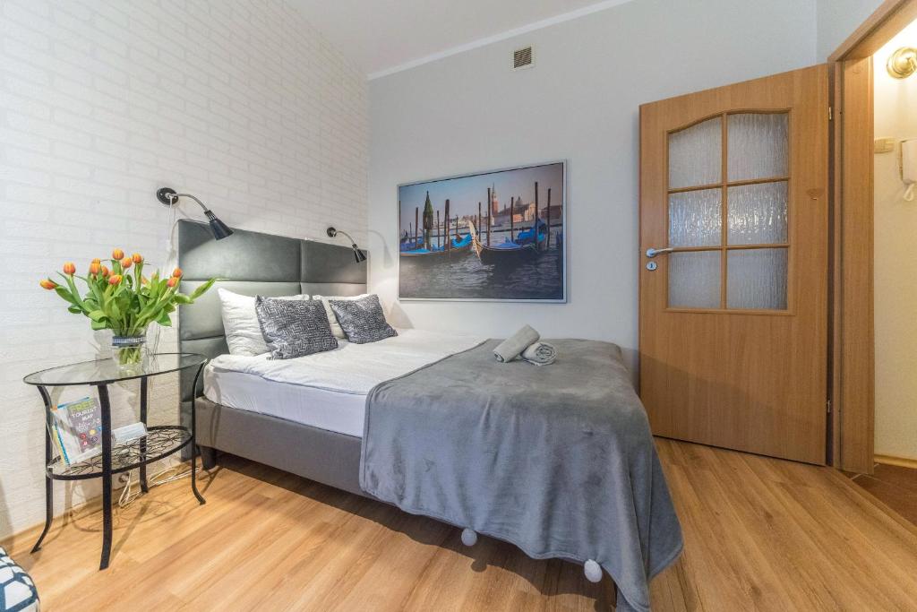 Posteľ alebo postele v izbe v ubytovaní Apartamenty Przytulne z balkonem, 150m od dworca Gdańsk Główny