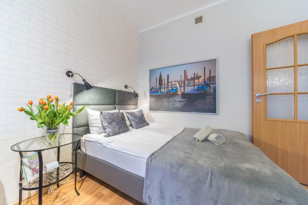 Posteľ alebo postele v izbe v ubytovaní Apartamenty Przytulne z balkonem, 150m od dworca Gdańsk Główny