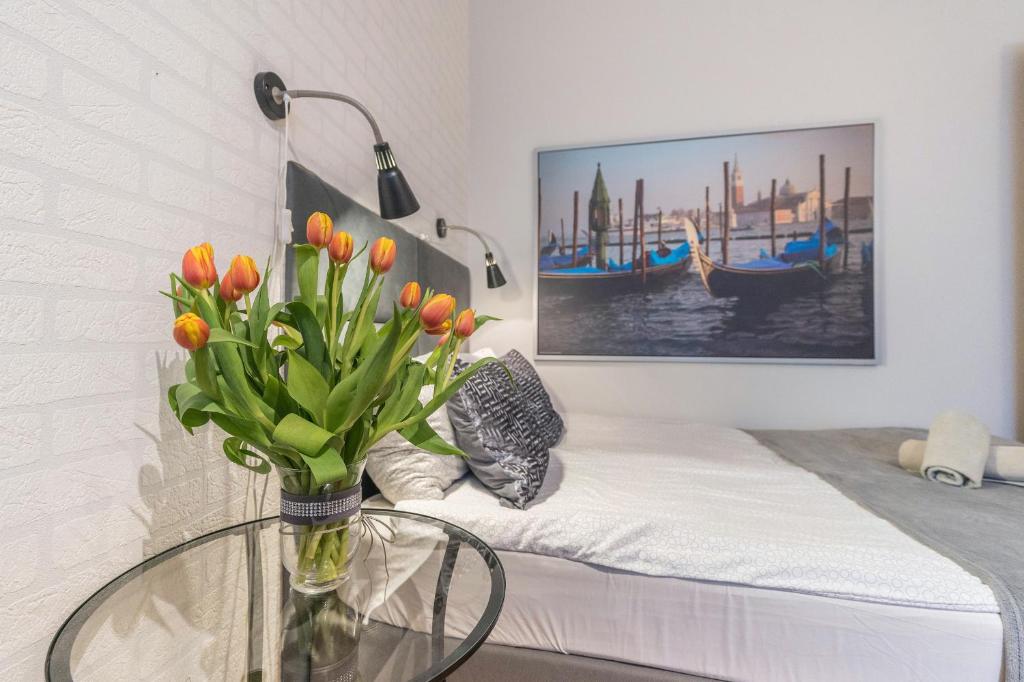 Posteľ alebo postele v izbe v ubytovaní Apartamenty Przytulne z balkonem, 150m od dworca Gdańsk Główny