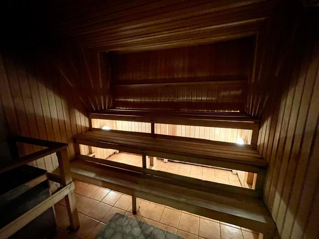 Palanda nebo palandy na pokoji v ubytování Laine guesthouse