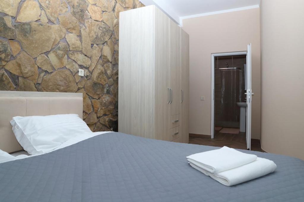 Postel nebo postele na pokoji v ubytování Lastivka Guest House