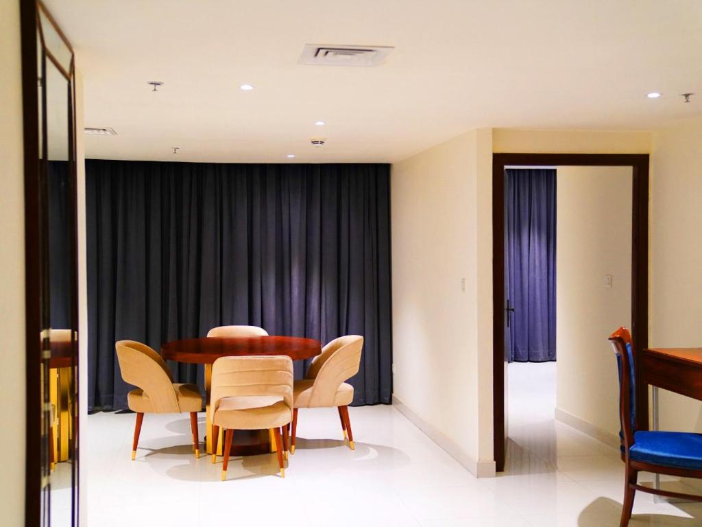 Indigo Heights Hotel & Suitesにあるシーティングエリア