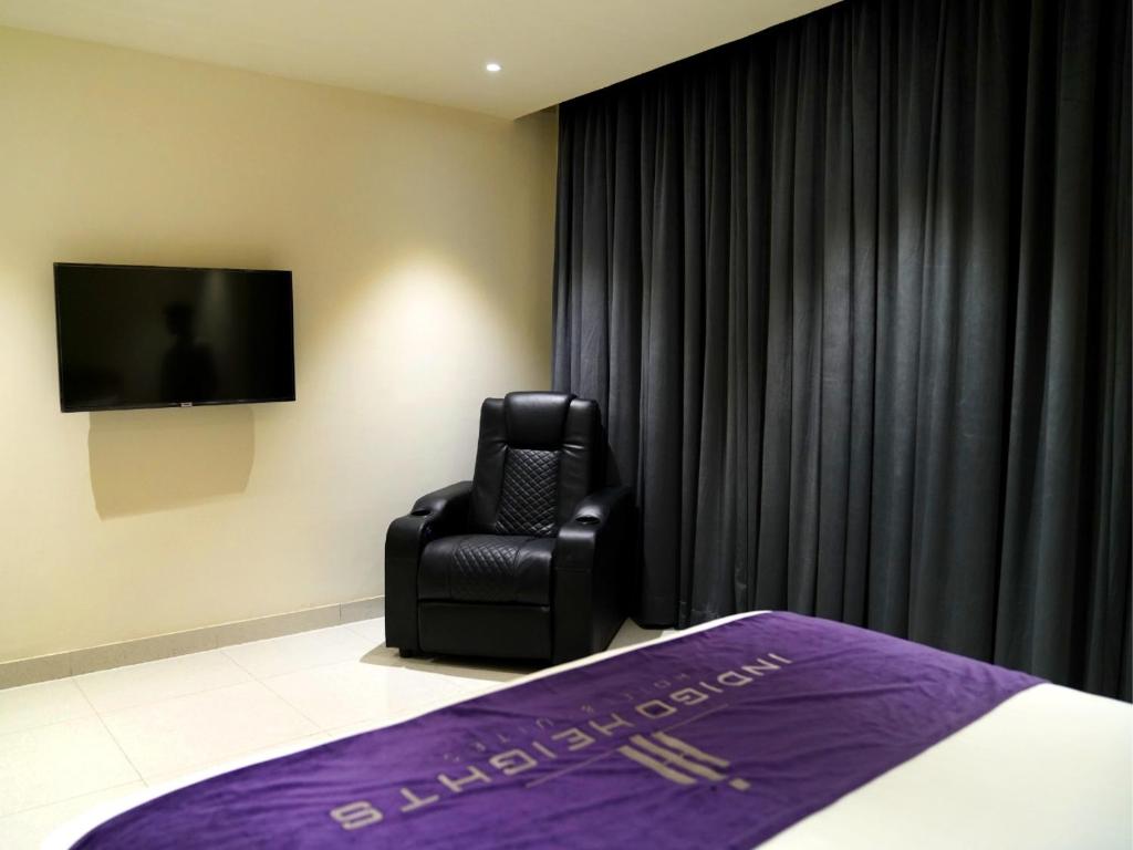 Indigo Heights Hotel & Suitesにあるテレビまたはエンターテインメントセンター