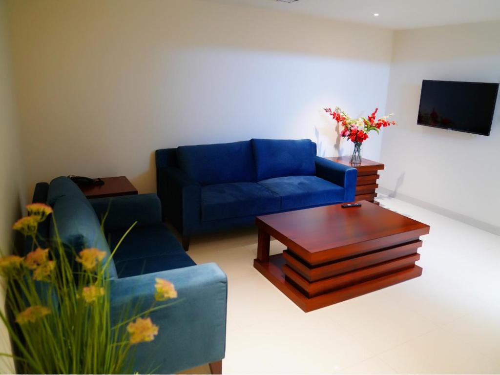 Indigo Heights Hotel & Suitesにあるテレビまたはエンターテインメントセンター