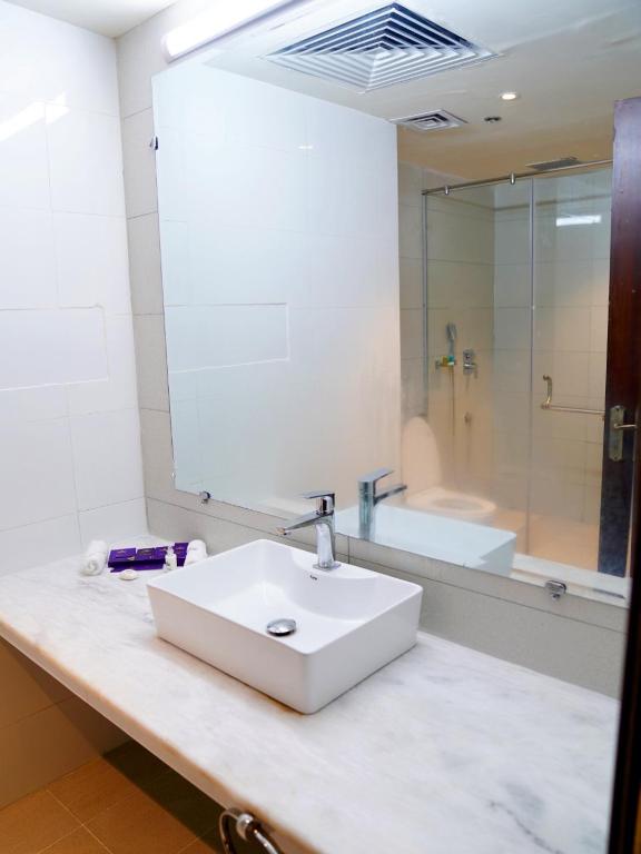 Indigo Heights Hotel & Suitesにあるバスルーム