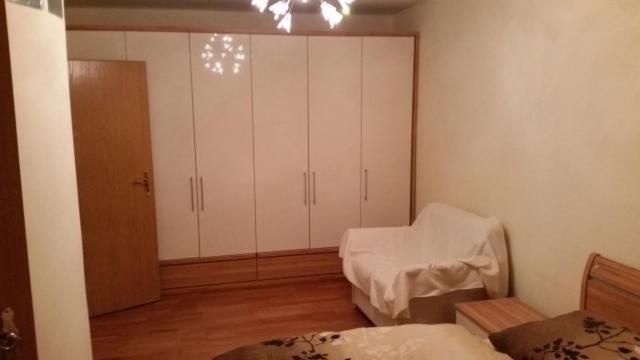 1 dormitorio con armarios blancos y 1 cama. en Messeappartment Nürnberg, en Núremberg