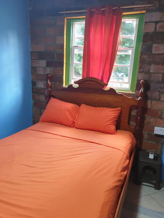 Postel nebo postele na pokoji v ubytování Seawind Cottage Authentic St.Lucian Accommodation near Plantation Beach