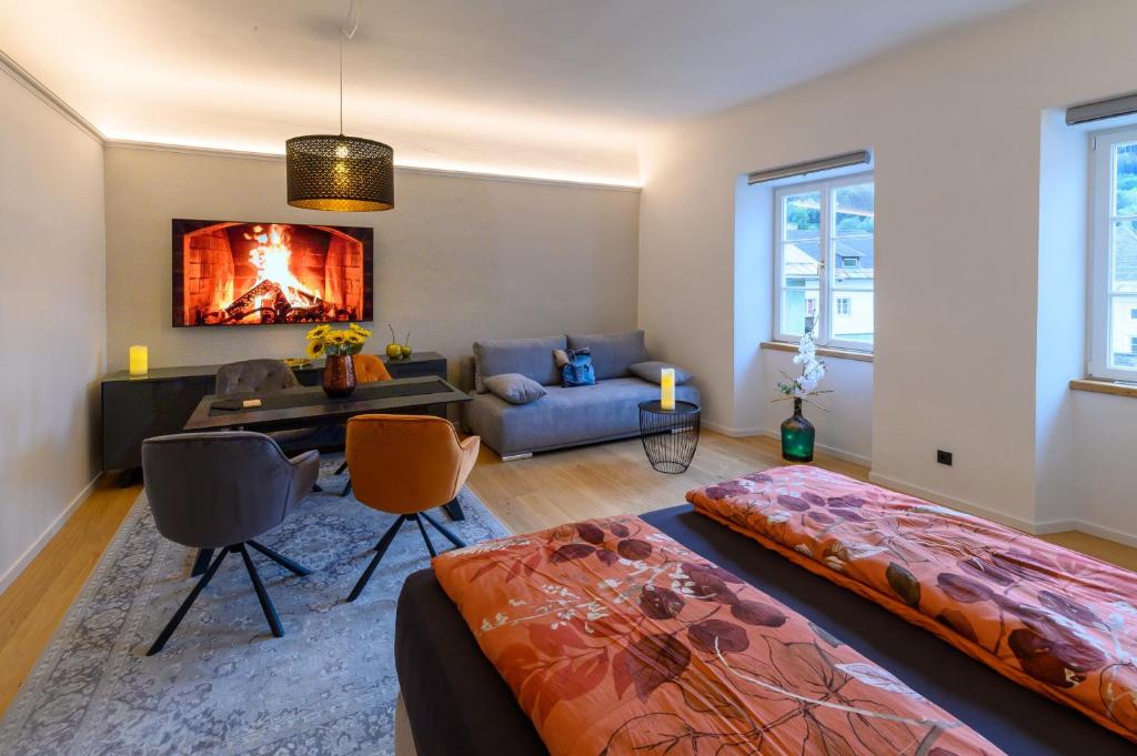 ein Wohnzimmer mit einem Bett und einem Sofa in der Unterkunft Gh Alte Post - Top 5 Gt in Gmünd in Kärnten