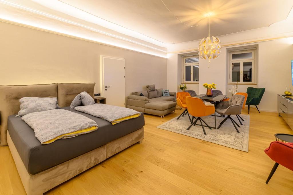 1 dormitorio con 1 cama y sala de estar en Gh Alte Post Kombi 2 - 6 Gäste, en Gmünd in Kärnten