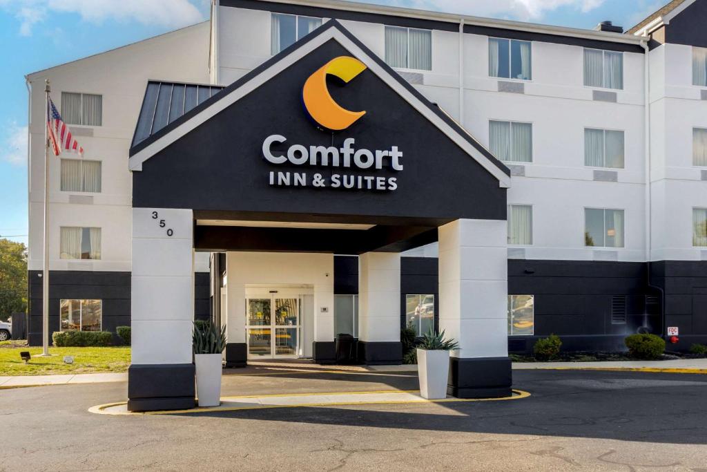 un hotel con un cartel que lee posada confort y suites en Comfort Inn & Suites Mt Laurel-Philadelphia, en Mount Laurel