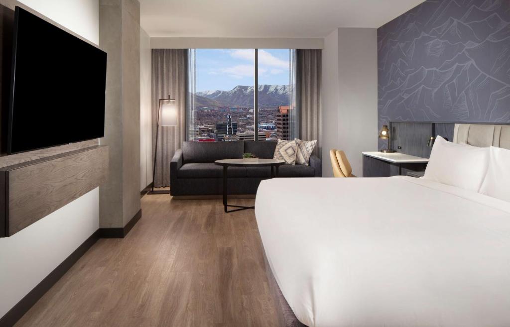Postel nebo postele na pokoji v ubytování Hyatt Regency Salt Lake City