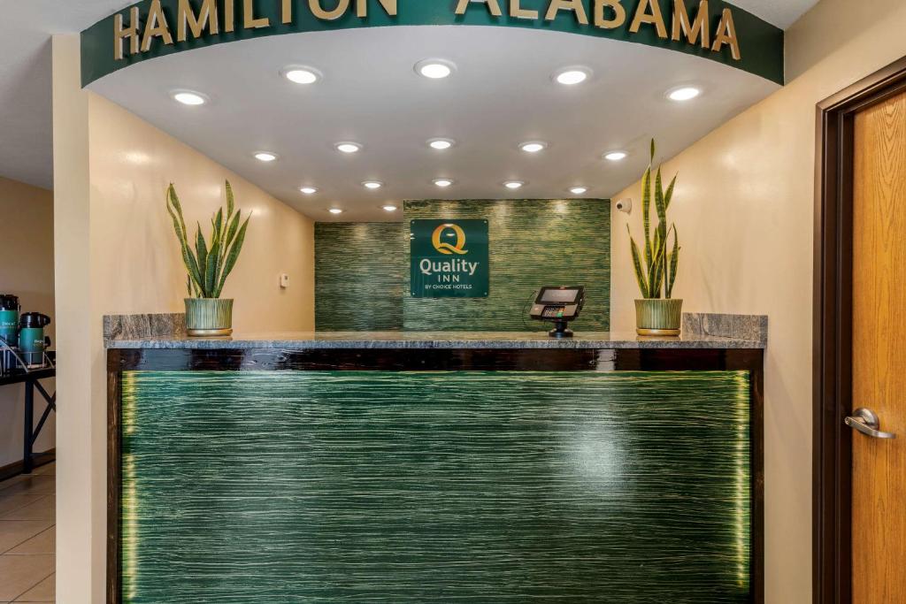 um átrio do hotel com uma recepção com uma placa de farmácia em Quality Inn em Hamilton