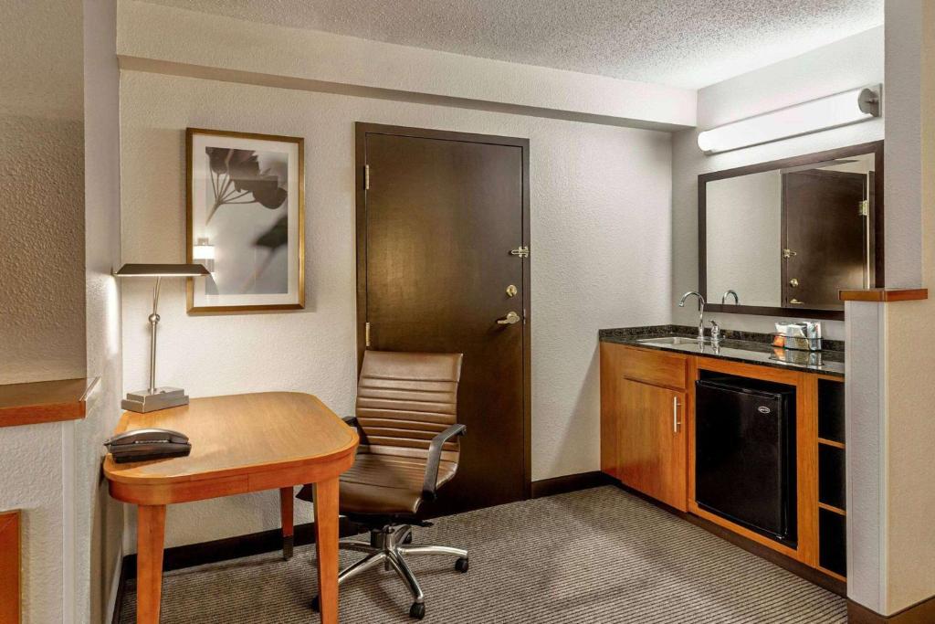 Wyndham Garden Kansas City Airport - Junior King Suite - No Fumar