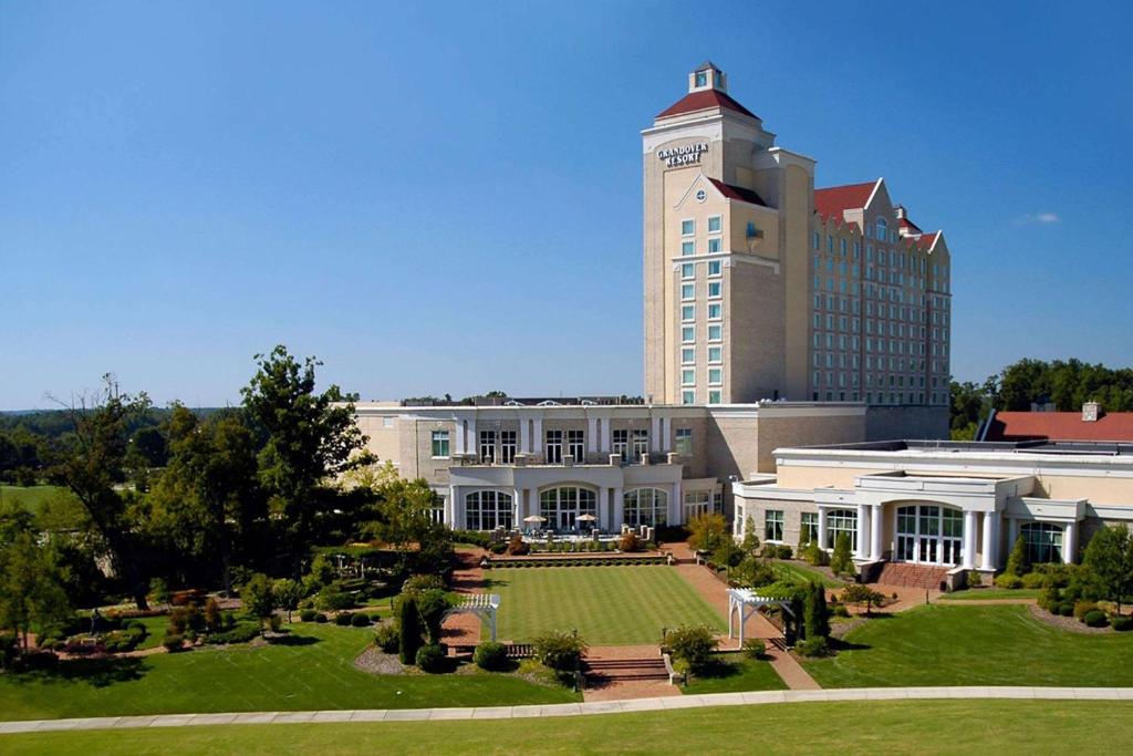 un gran edificio con una torre de reloj encima en Grandover Resort & Spa, a Wyndham Grand Hotel, en Greensboro