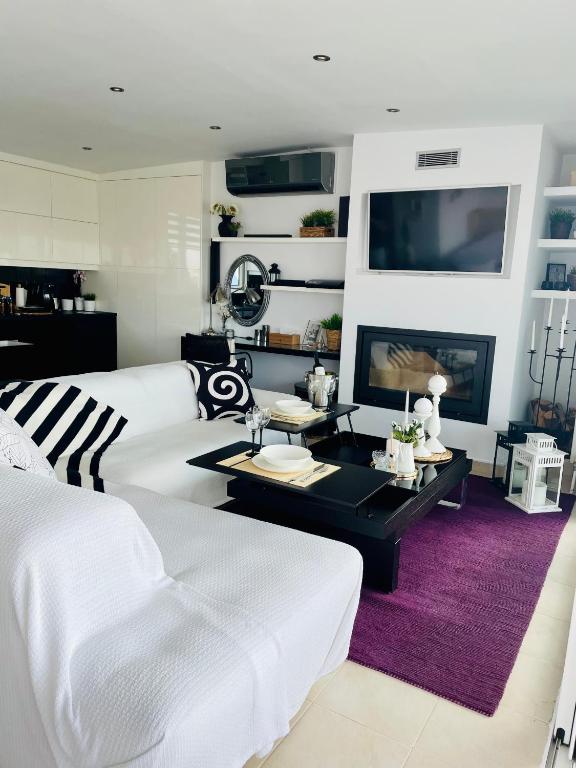 TV a/nebo společenská místnost v ubytování Sea View Luxury Studio Palaio Faliro