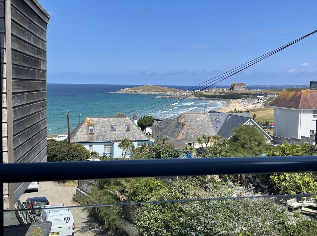 ein Blick auf das Meer vom Balkon eines Hauses in der Unterkunft 33 Ocean one in Newquay
