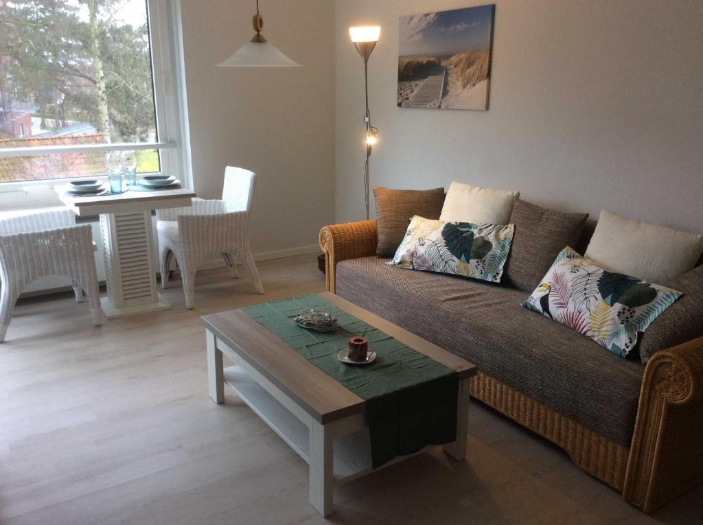a living room with a couch and a table at ROD32a Ferienwohnung Muschelfischer F in Niendorf