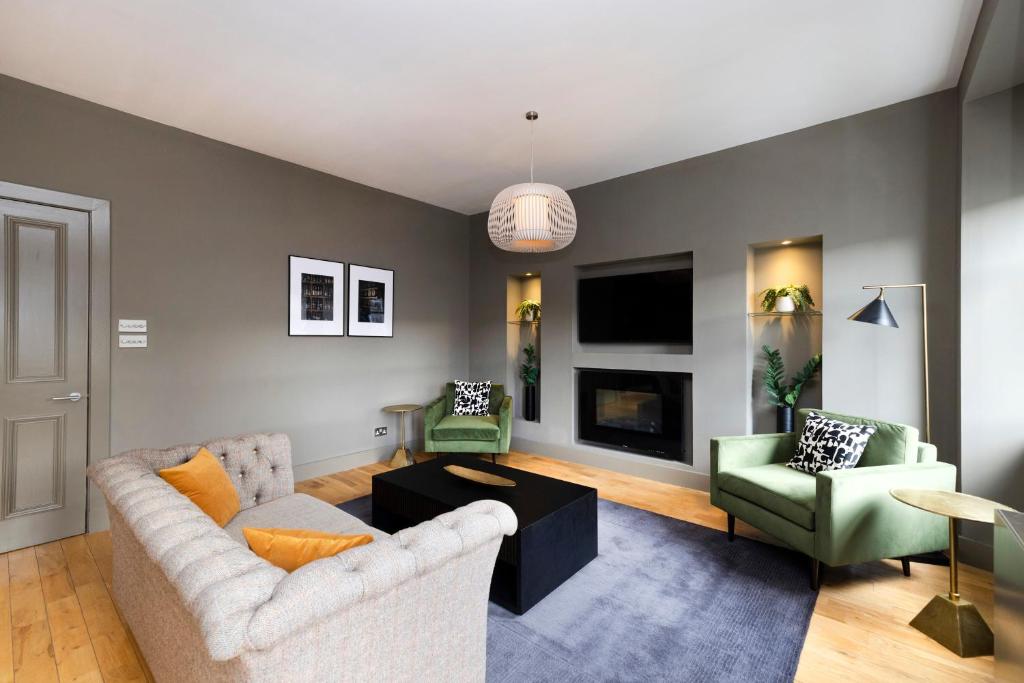 sala de estar con sofá y 2 sillas en ALTIDO Luxury 2BR home on George Street, en Edimburgo