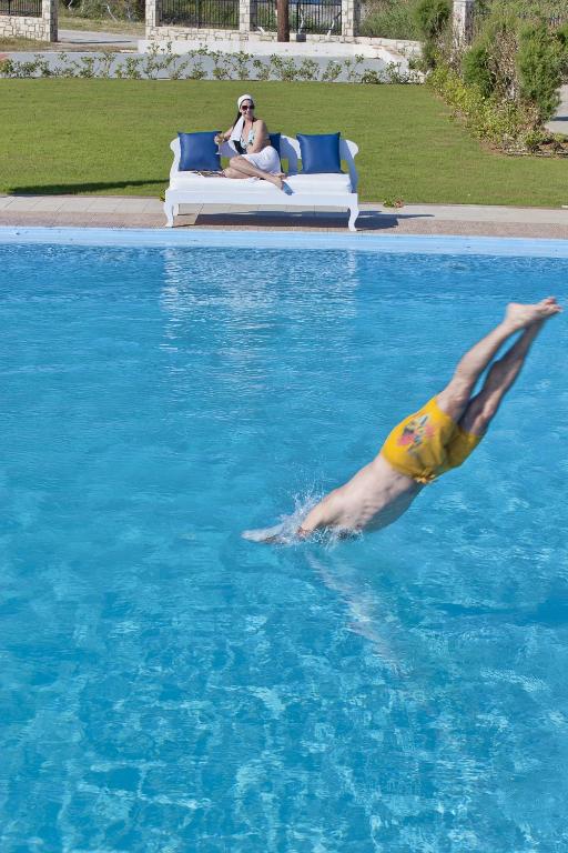 Bazén v ubytování Mrs Chryssana Beach Hotel nebo v jeho okolí