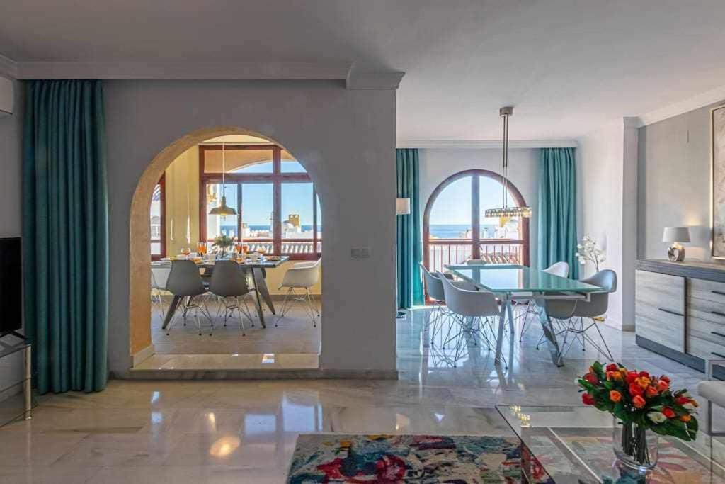 Posezení v ubytování 797 Holiday Rentals -Lujoso Atico duplex en el centro de Benalmadena