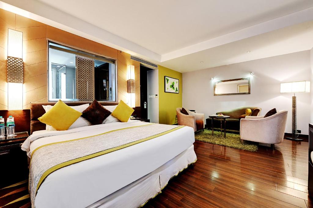 Postel nebo postele na pokoji v ubytování Quality Inn Gurgaon