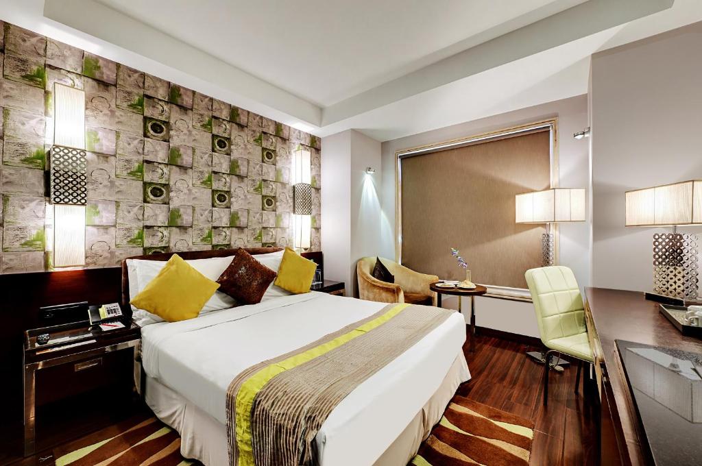 Postel nebo postele na pokoji v ubytování Quality Inn Gurgaon
