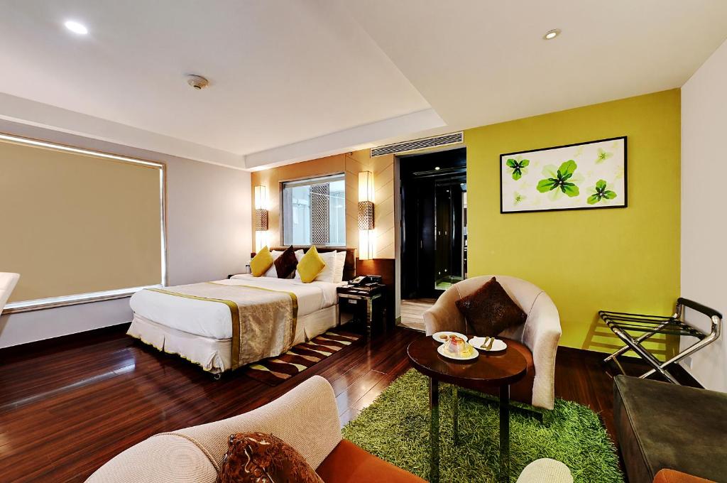 Postel nebo postele na pokoji v ubytování Quality Inn Gurgaon