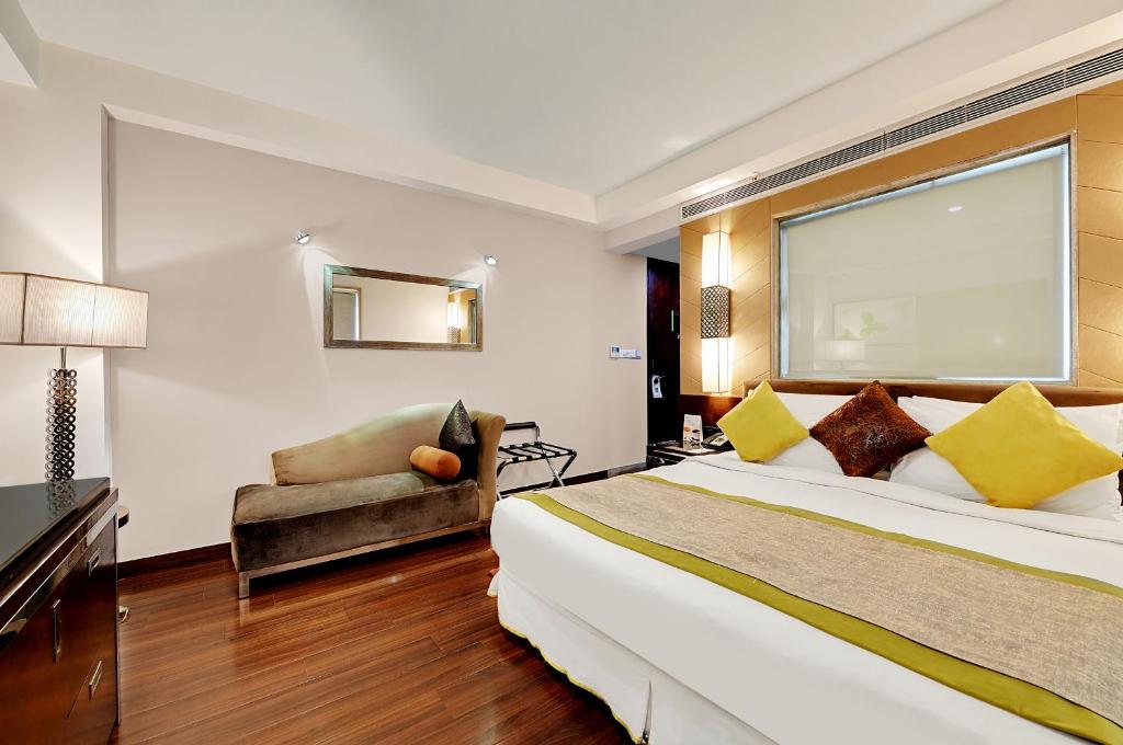 Postel nebo postele na pokoji v ubytování Quality Inn Gurgaon