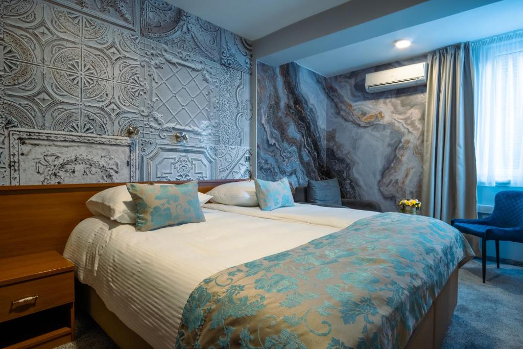 Postel nebo postele na pokoji v ubytování Hotel Villa Harmony - Free Parking