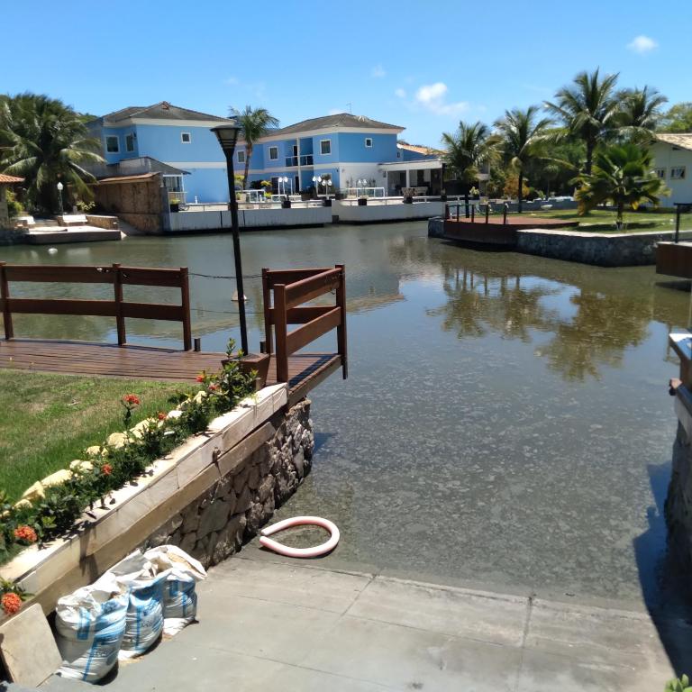 ein Wasserkörper mit Häusern im Hintergrund in der Unterkunft Casa temporada. in Cabo Frio