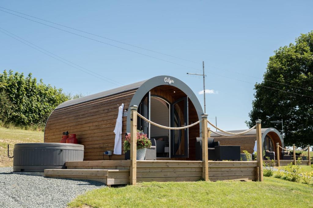 remolque redondo de madera con porche y edificio en Celyn en Welshpool