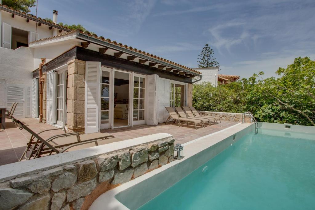 ein Haus mit einem Pool und einer Terrasse in der Unterkunft Ideal Property Mallorca - Padri in Font de Sa Cala