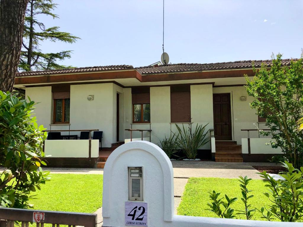 ein Haus mit einem Briefkasten davor in der Unterkunft BUNGALOW CAVALLINO LIDO in Cavallino-Treporti