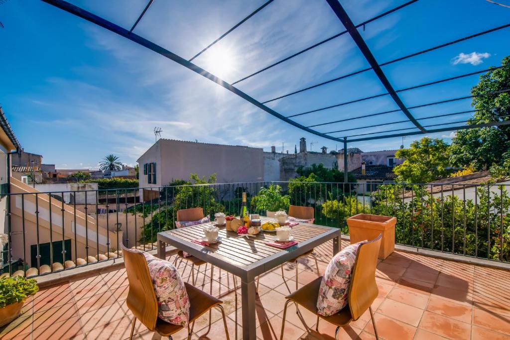 a patio with a table and chairs on a balcony at Ideal Property Mallorca - Binibonaire 2 PAX in Binissalem