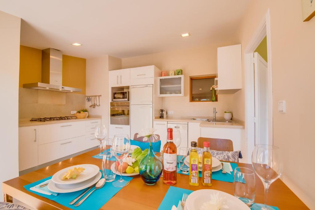 Kuchyň nebo kuchyňský kout v ubytování Ideal Property Mallorca - Binibonaire 2 PAX
