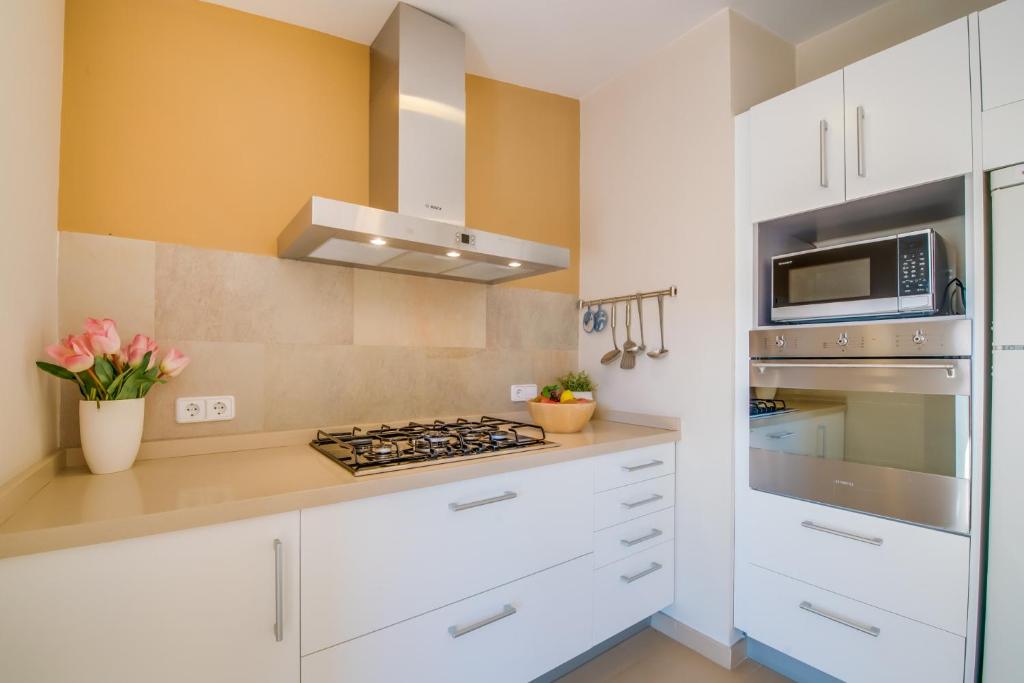 Kuchyň nebo kuchyňský kout v ubytování Ideal Property Mallorca - Binibonaire 2 PAX