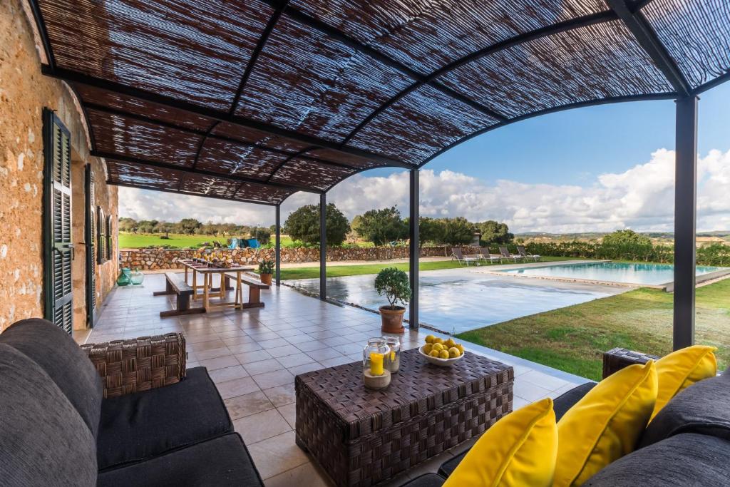 un patio al aire libre con vistas a la piscina en Ideal Property Mallorca - Pleta 8 PAX en Manacor
