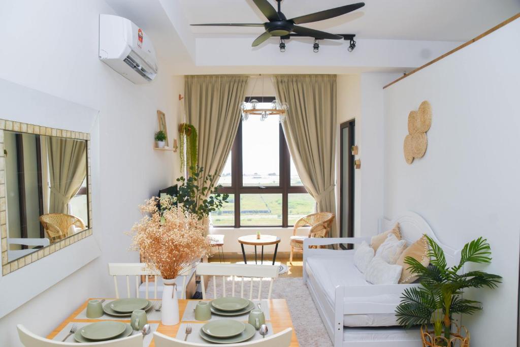 ein Wohnzimmer mit einem weißen Sofa und einem Tisch in der Unterkunft Seabreeze Seaview Super Cosy Stay Bali Residence in Malakka