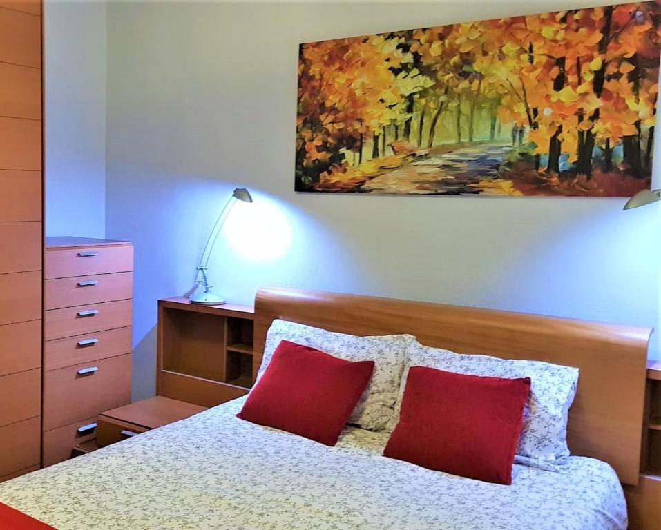 1 dormitorio con 1 cama y una pintura en la pared en habitación, salita y baño privado, REATE LBI00466, en Bilbao