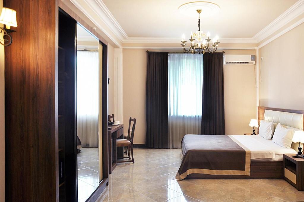 Postel nebo postele na pokoji v ubytování Hotel Gremi Tbilisi