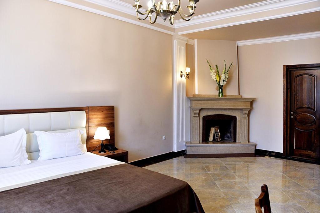 Postel nebo postele na pokoji v ubytování Hotel Gremi Tbilisi