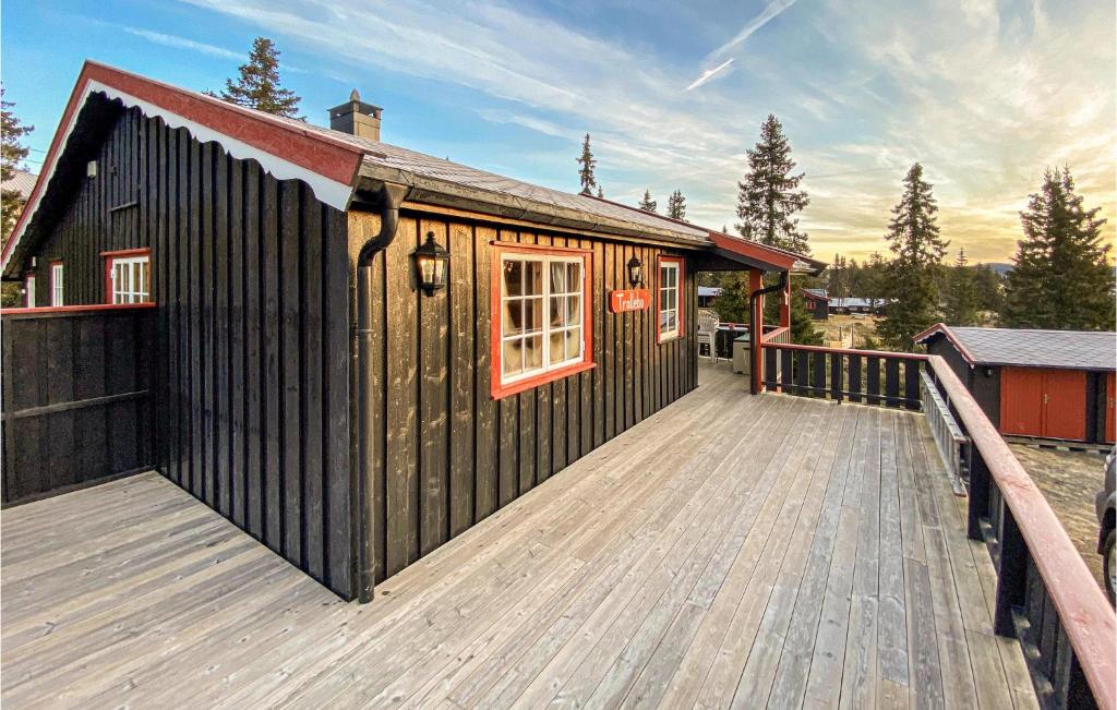 une terrasse en bois avec une petite cabine. dans l'établissement 3 Bedroom Stunning Home In Sjusjen, à Sjusjøen