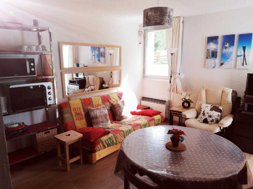 un salon avec un canapé et une table dans l'établissement Appartement cosy au pied des pistes avec parking - FR-1-516-43, à Les Deux Alpes