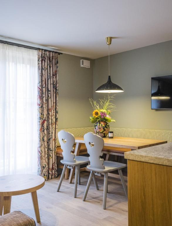 TV a/nebo společenská místnost v ubytování Bachmair Weissach See-Apartments