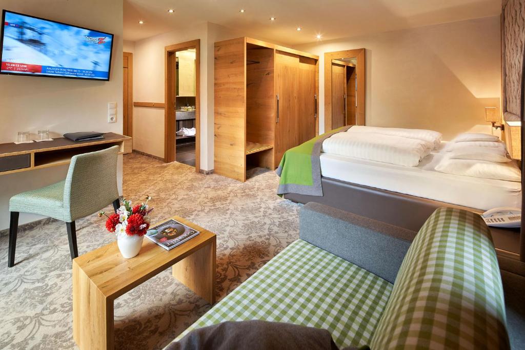 TV a/nebo společenská místnost v ubytování Brugger's Genießerhotel Lanersbacherhof