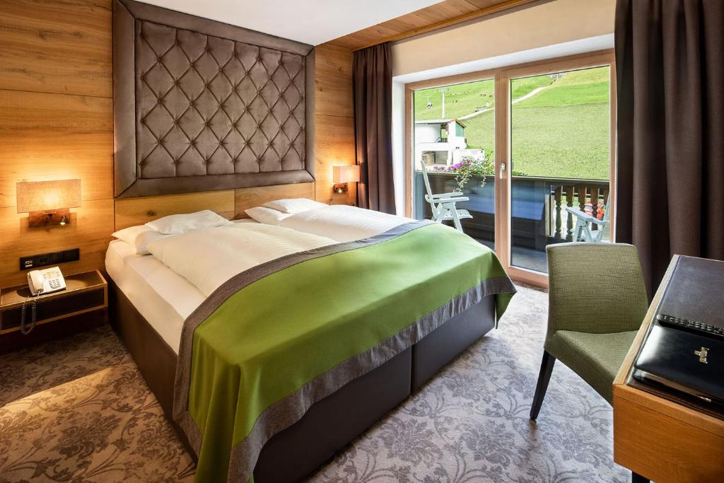 Postel nebo postele na pokoji v ubytování Brugger's Genießerhotel Lanersbacherhof