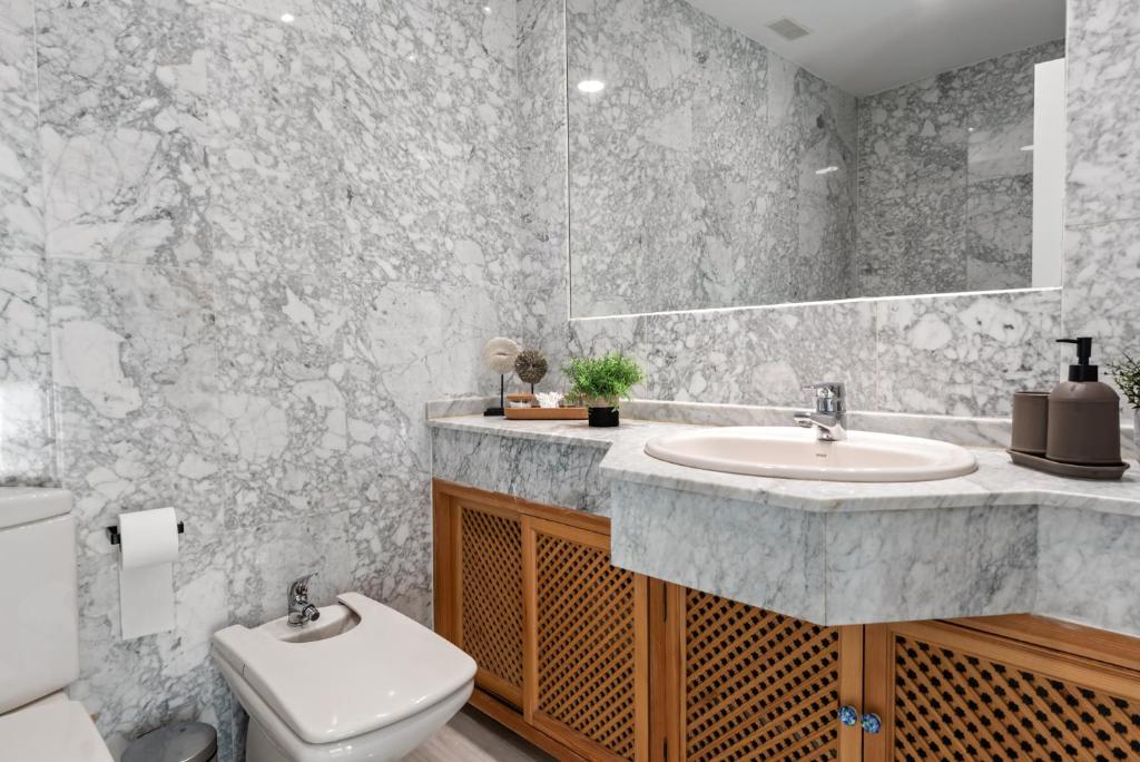 Koupelna v ubytování Modern Apartment - 2 Bedrooms, Beachside - Puerto Banús